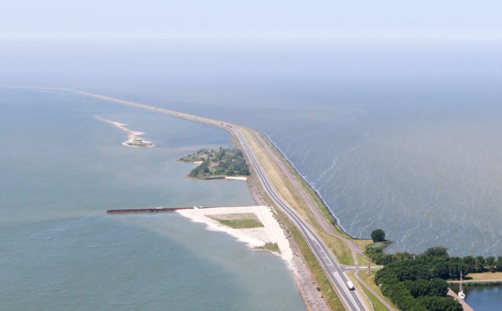 ‘Sandy sea dike differs fundamentally from dike in a lake’ 1