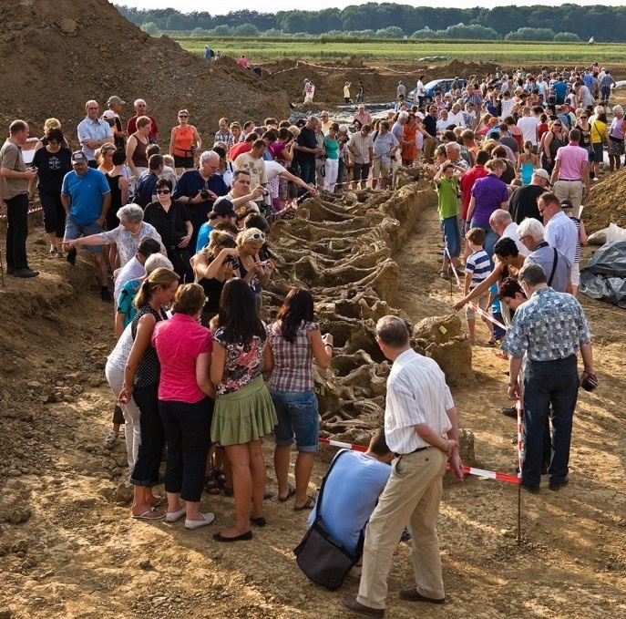 Public visiting war horse' grave 2010