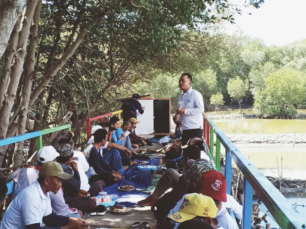 Discussing land subsidence problems at the Bintoro Forum, a convening of community group members from across the district of Demak, all involved in the Building with Nature program.