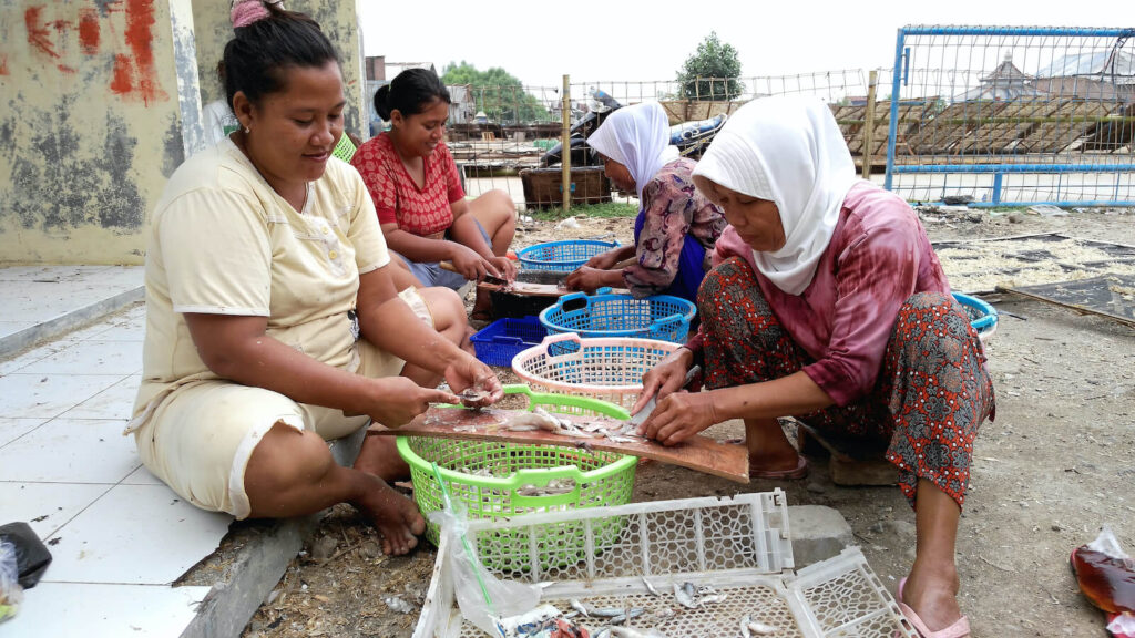 Cleaning and preparing fish for sale.